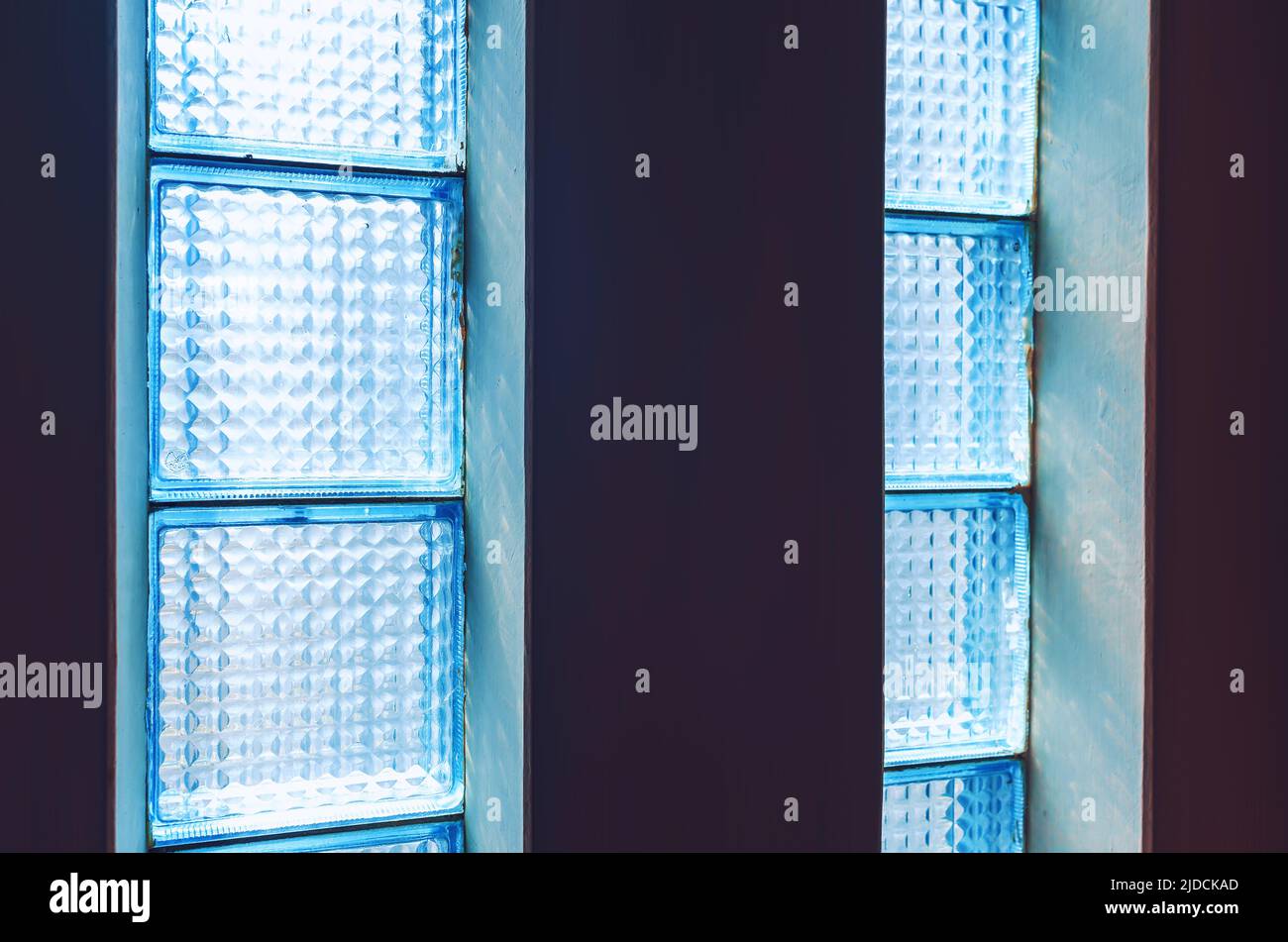 Vecchie pareti di vetro in muratura di una casa in stile sovietico. Luce diffusa. Foto Stock