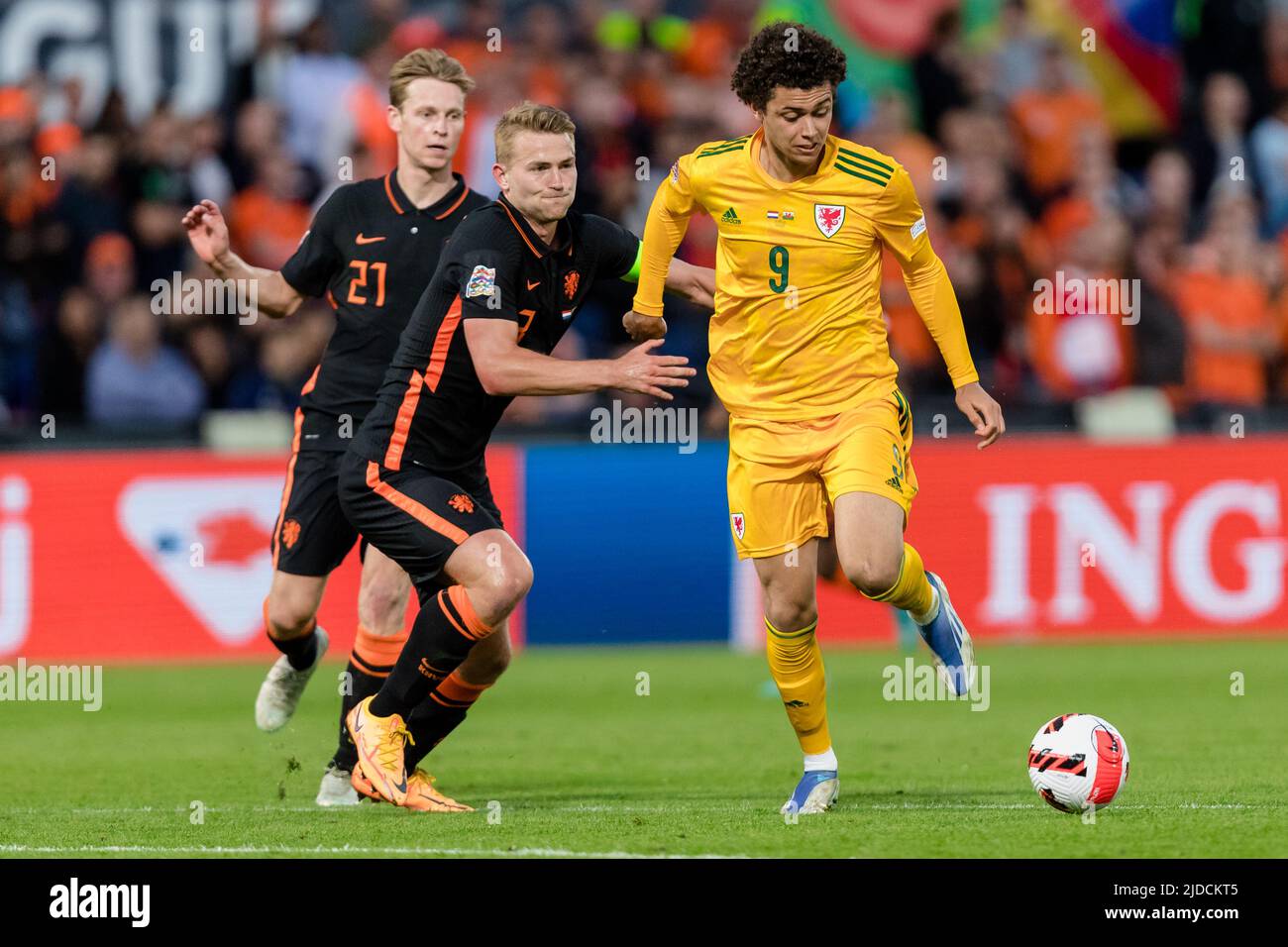 ROTTERDAM, PAESI BASSI - 14 GIUGNO 2022: Brennan Johnson del Galles e Frenkie De Jong dei Paesi Bassi durante la Lega A 2022 Nations League Fixture tra Paesi Bassi e Galles al Feyenoord Stadium di Rotterdam il 14th giugno 2022. (PIC di John Smith/FAW) Foto Stock