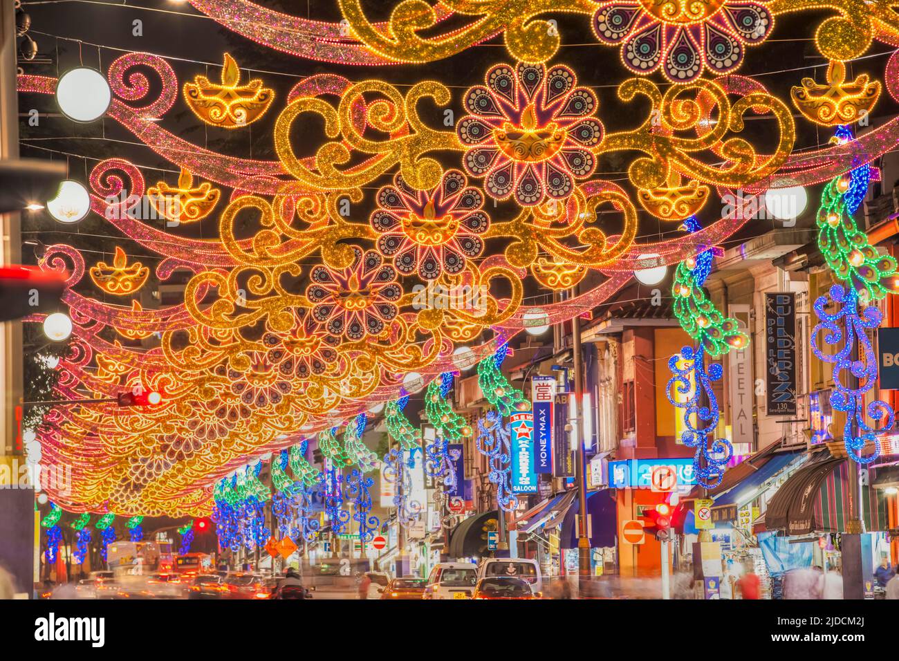 Little India, Singapore; Deepavali festival luci abbagliare con colori intensi., Credit:ROBIN BUSH / Avalon Foto Stock