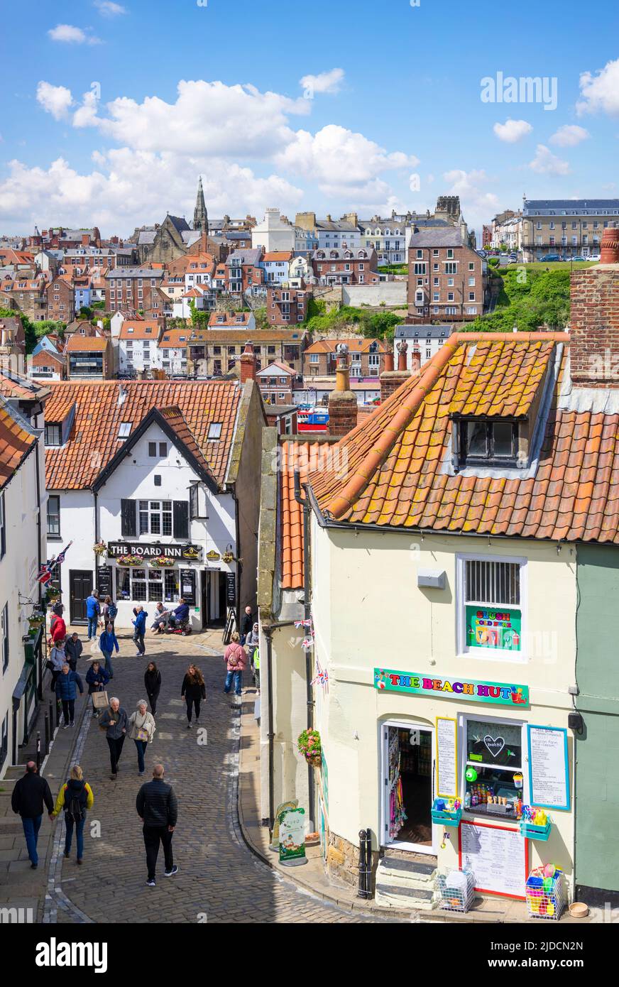 Whitby Yorkshire il chiosco del negozio del Beach Hut che vende gelati e accessori da spiaggia vicino all'Abbey Steps 199 Steps Old Whitby North Yorkshire Inghilterra UK Foto Stock