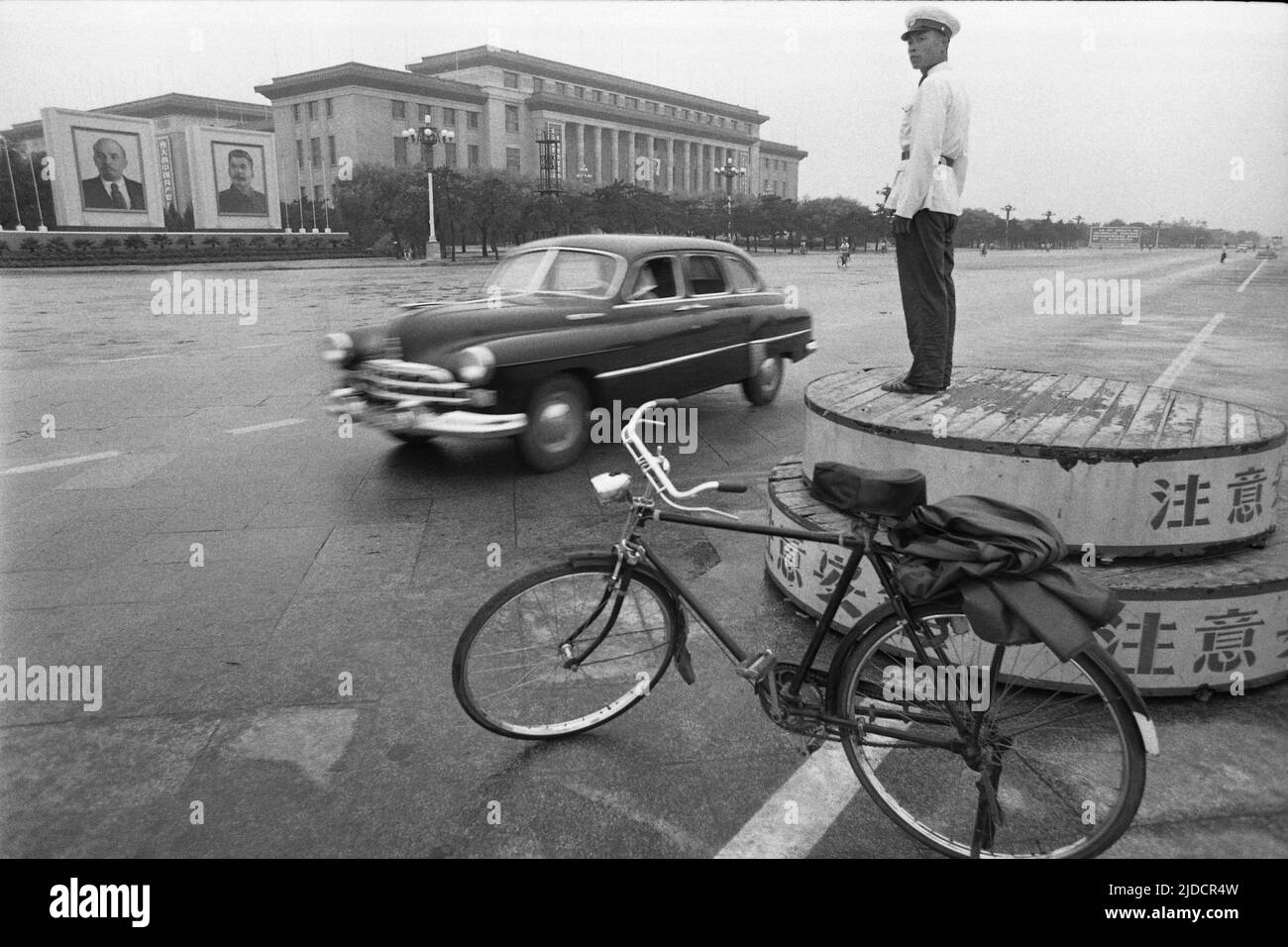 Pechino, Cina. 30th giugno 2020. Street scene, un poliziotto su un piedistallo regola il traffico, un auto passa, sullo sfondo si possono vedere le immagini di Lenin e Stalin, in primo piano c'è una bicicletta, 22.07.1972 Credit: dpa/Alamy Live News Foto Stock