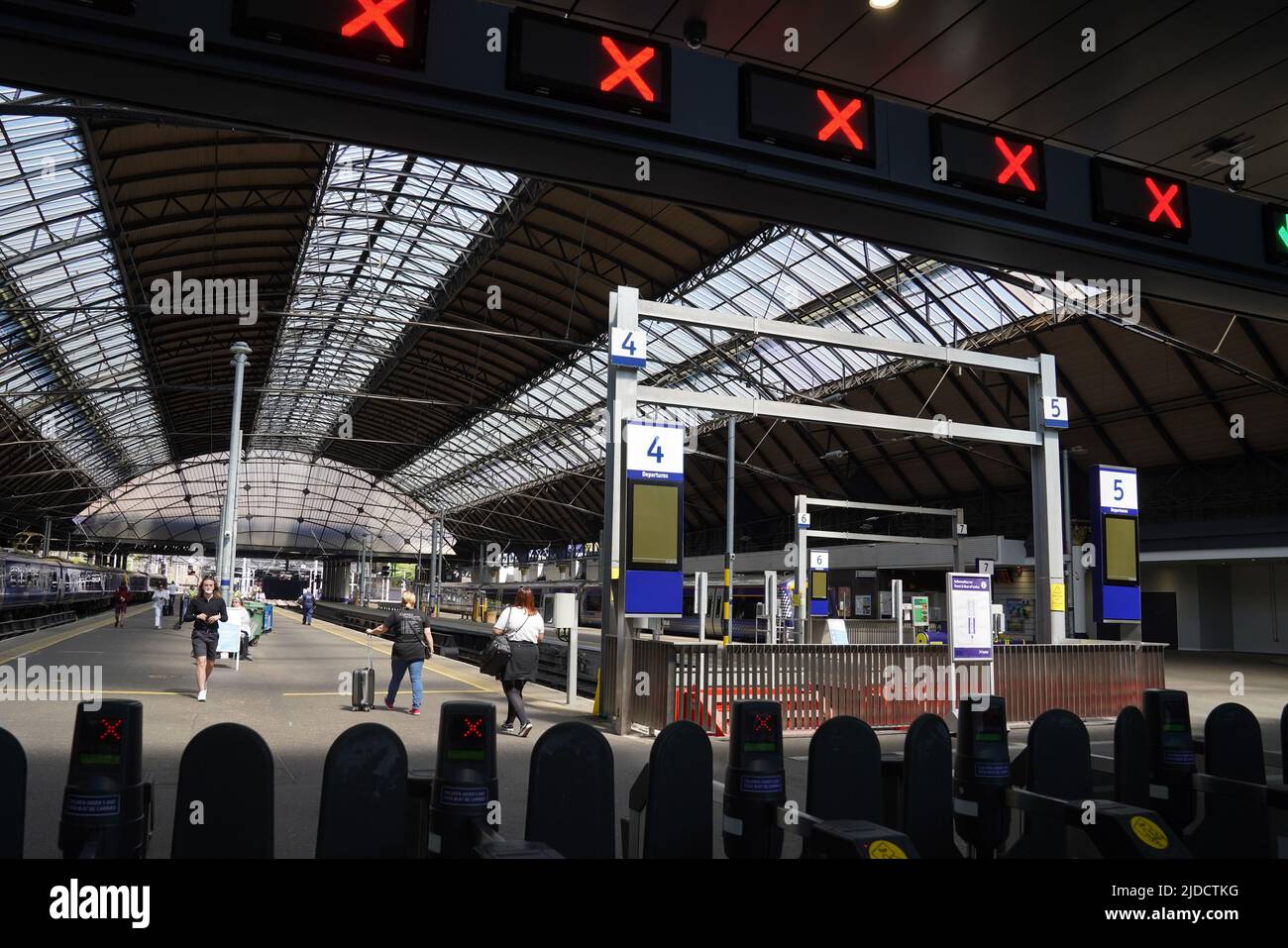 Barriere per i biglietti alla stazione di Glasgow Queen Street. I treni saranno interrompiti a causa di un'azione industriale, in quanto la RMT ha annunciato un'azione industriale il 21, 23 e 25 giugno. Data foto: Lunedì 20 giugno 2022. Foto Stock
