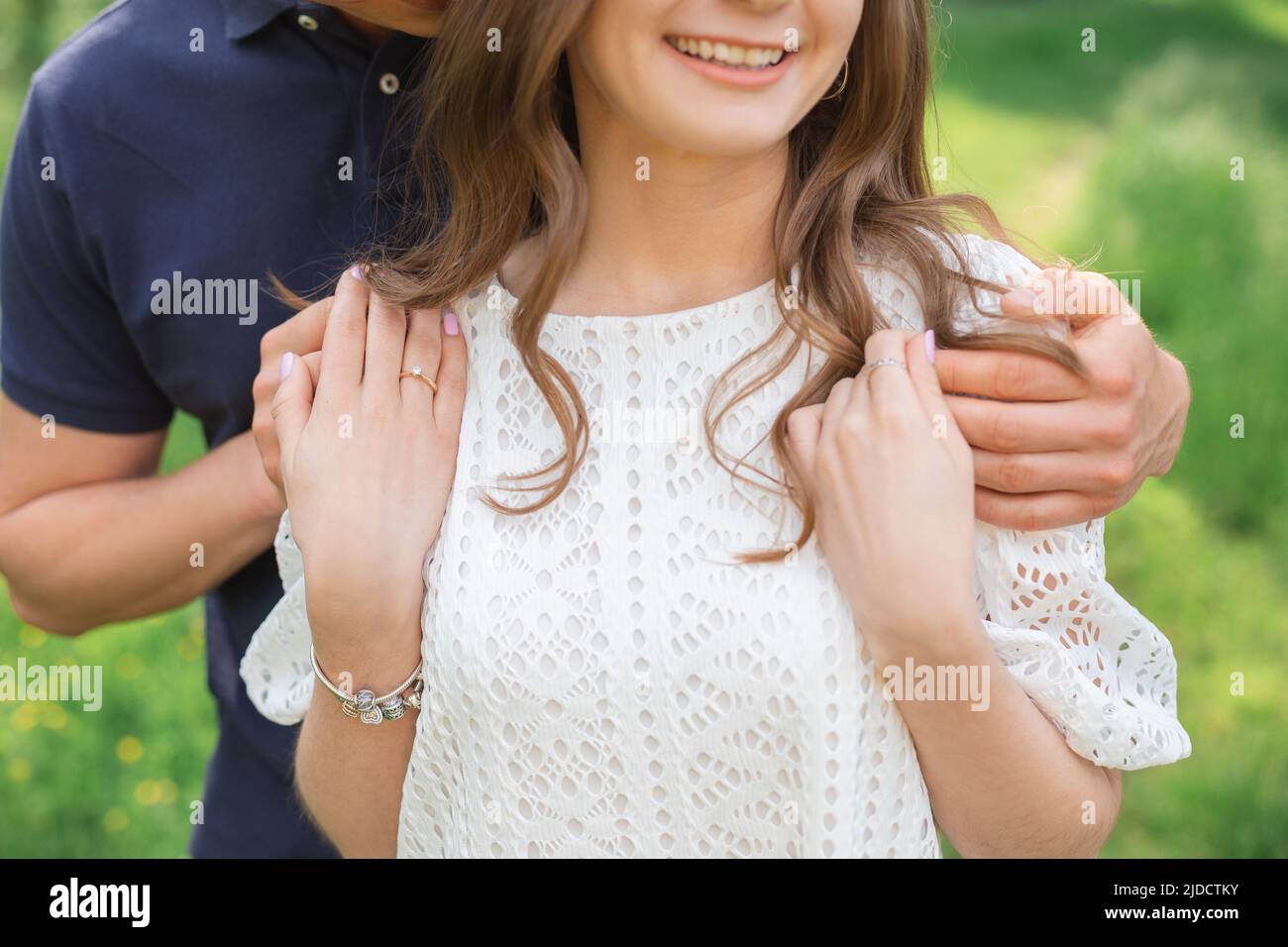 Ritratto di giovane coppia romantica che si abbraccia, sorridendo, godendo la giornata estiva nel parco. Donna uomo che si innamora Foto Stock