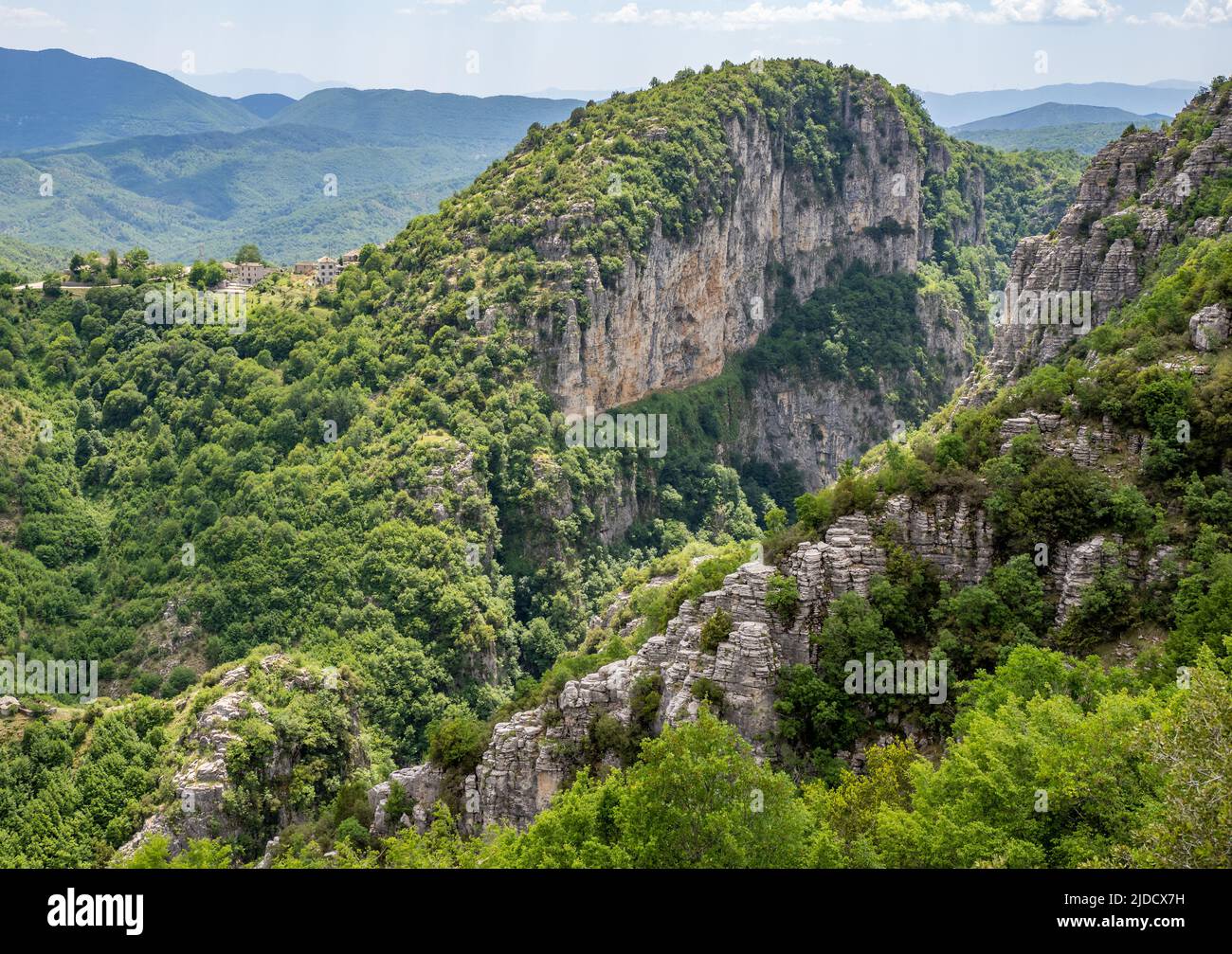Il villaggio di montagna di Kapesovo presso la gola di Mezaria un ramo della gola di Vikos in Zagori Grecia settentrionale visto dalla scala Skala Vradeto Foto Stock