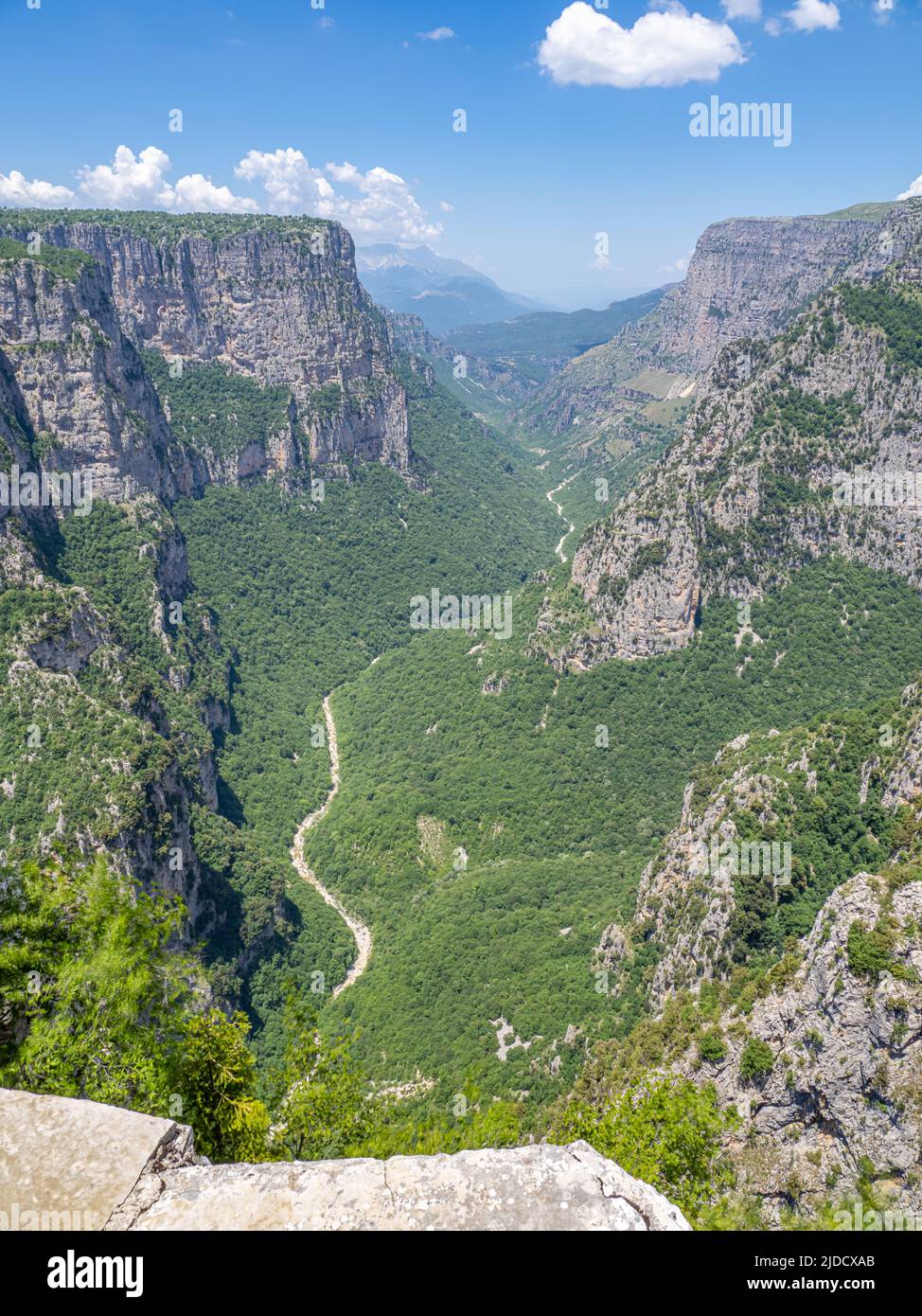 La gola di Vikos nella regione Zagori dei Monti Pindus della Grecia settentrionale, vista dal beloi Foto Stock