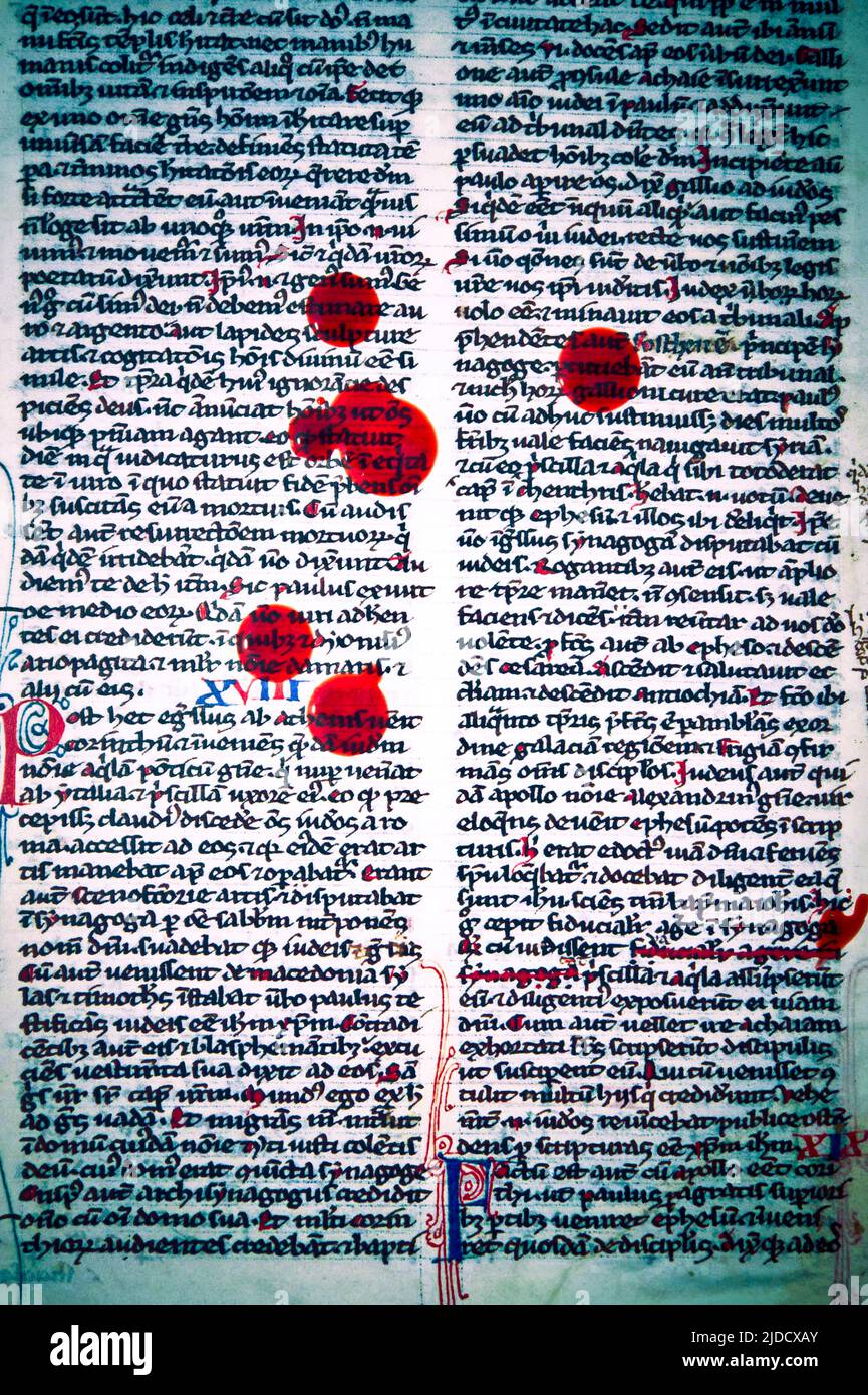 gocce di sangue su una pagina medievale di un libro Foto Stock