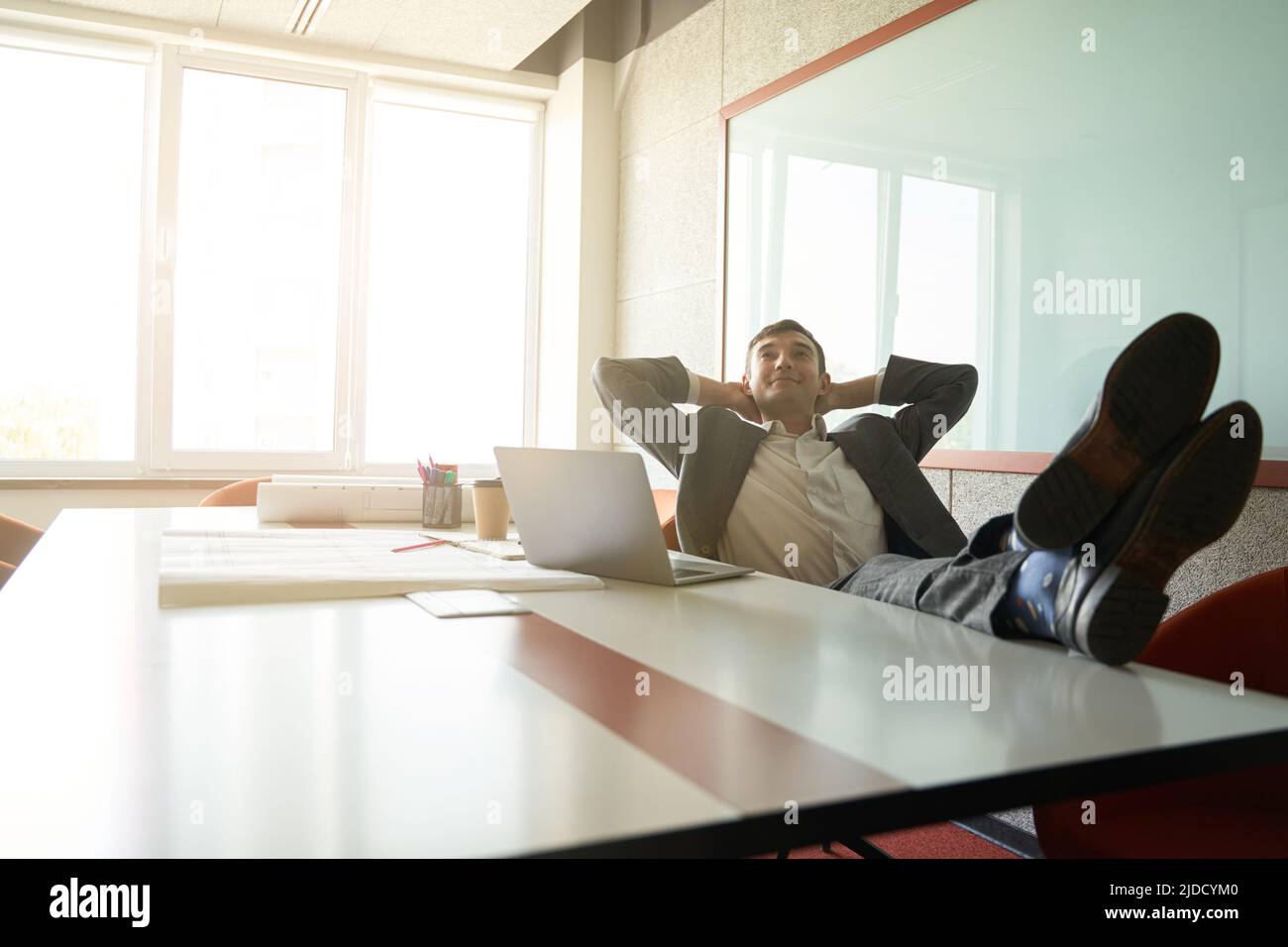 Il lavoratore che sogna il futuro in sedia da ufficio Foto Stock