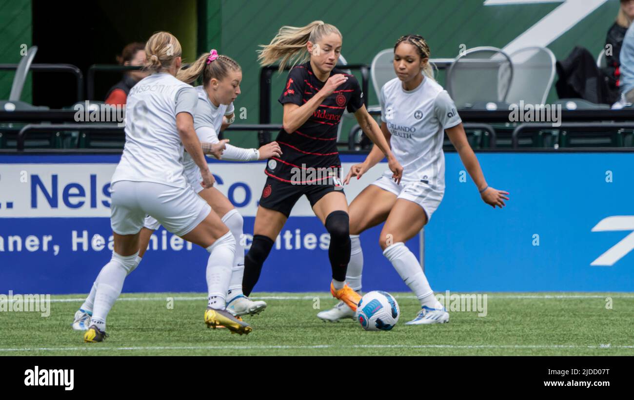 Portland, Stati Uniti. 19th giugno 2022. Portland Forward Janine Beckie trova la sua strada attraverso una triplice squadra di Orlando nella vittoria del 6-0 del Portland Thorn sull'Orlando Pride a Providence Park, Portland, Oregon il 19 giugno 2022 (foto di Jeff Wong/Sipa USA). Credit: Sipa USA/Alamy Live News Foto Stock