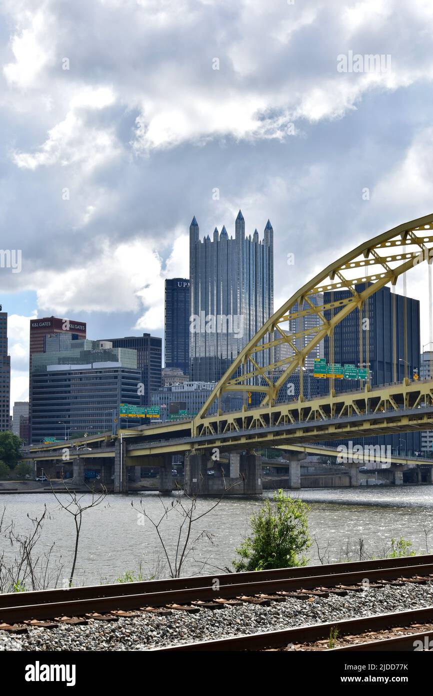 Lo skyline di Pittsburgh visto dal quartiere Southside Flats Foto Stock