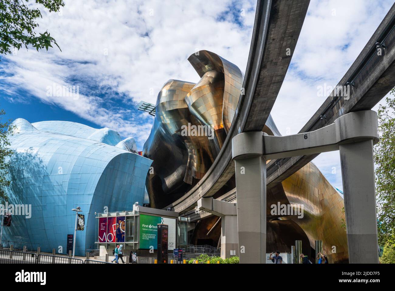 Seattle, Washington, USA - 3 giugno 2022: Vista da Seattle Washington con il Museo della Cultura Pop e la Monorotaia al centro di Seattle in vista. Foto Stock