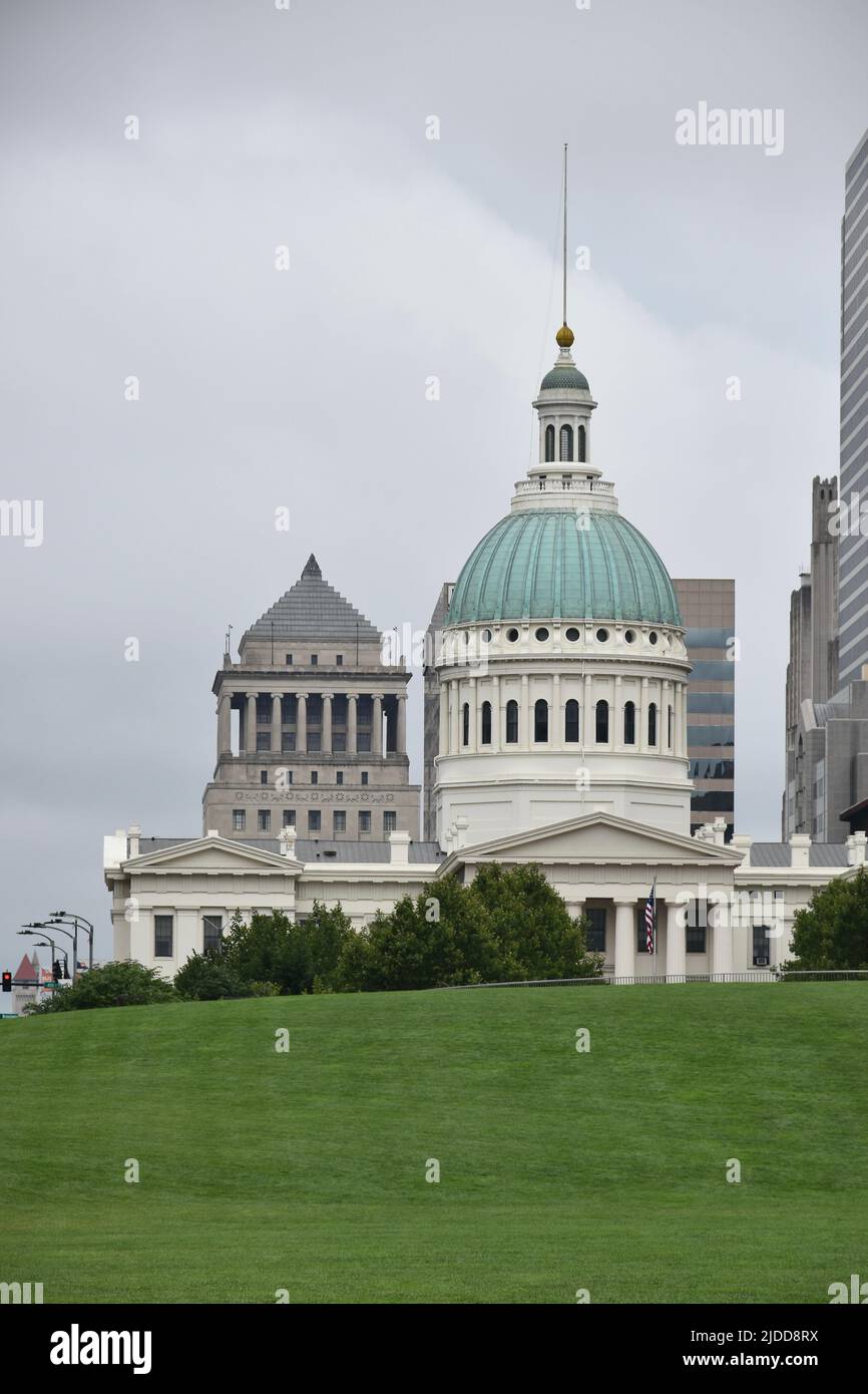 Centro di St Louis presenta il famoso Gateway Arch lungo il fiume Mississippi Foto Stock