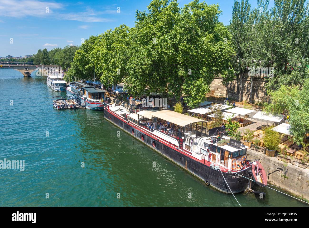 Ristorante galleggiante Péniche Marcounet sul fiume Senna (visto dal Pont Marie), Parigi, Francia. Foto Stock