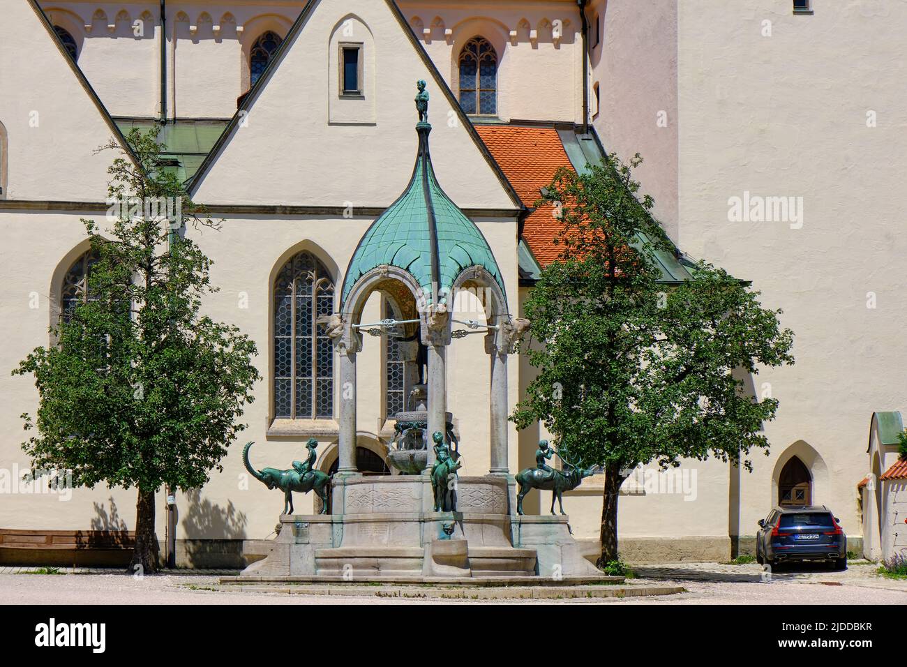 Fontana di San Mang, creata nel 1905 dallo scultore Georg Wrba, nel cortile della chiesa della chiesa omonima nella storica città vecchia di Kempten, in Germania. Foto Stock