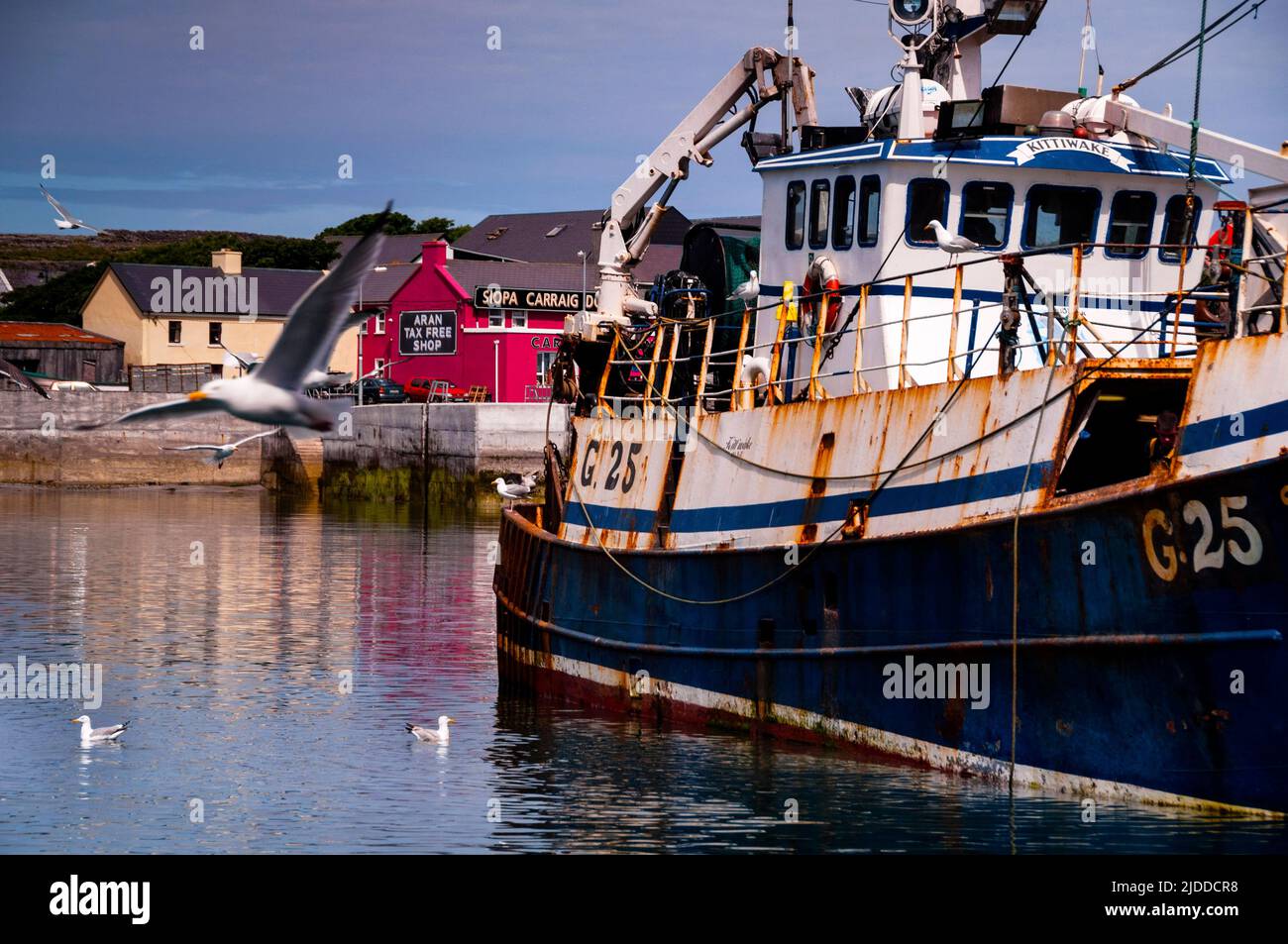 Peschereccio da traino nel porto di Kilonan sull'isola Aran di Inishmore nella baia di Galway, Irlanda. Foto Stock