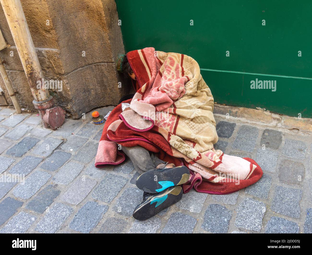 Cuccetta ruvida / giù e fuori a Parigi, Francia. Foto Stock