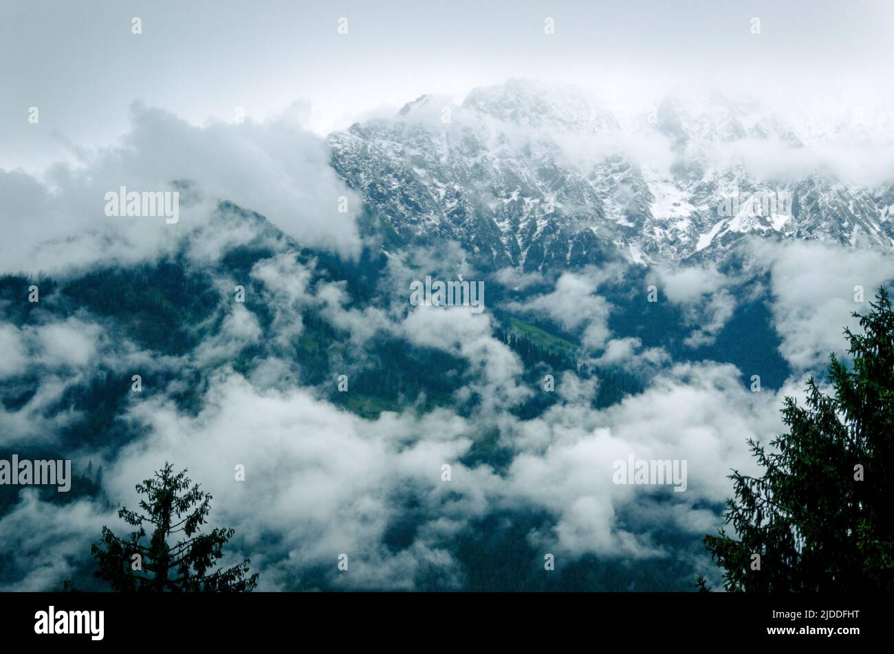 Vette innevate con nuvole sul altopiano tibetano Himalaya Foto Stock