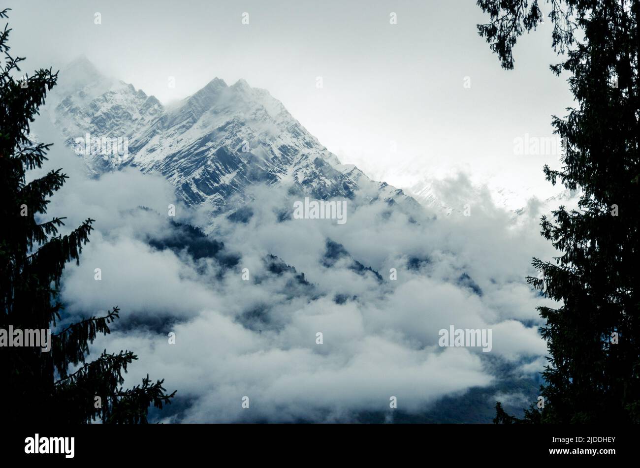 Vette innevate con nuvole sul altopiano tibetano Himalaya Foto Stock