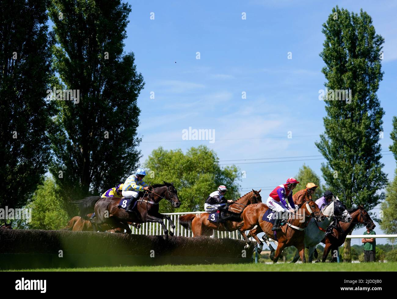 Corridori e piloti in azione mentre competono nella Prestige Safety Nationwide H&S Support handicap ostacoli al Southwell Racecourse, Nottinghamshire. Data foto: Lunedì 20 giugno 2022. Foto Stock