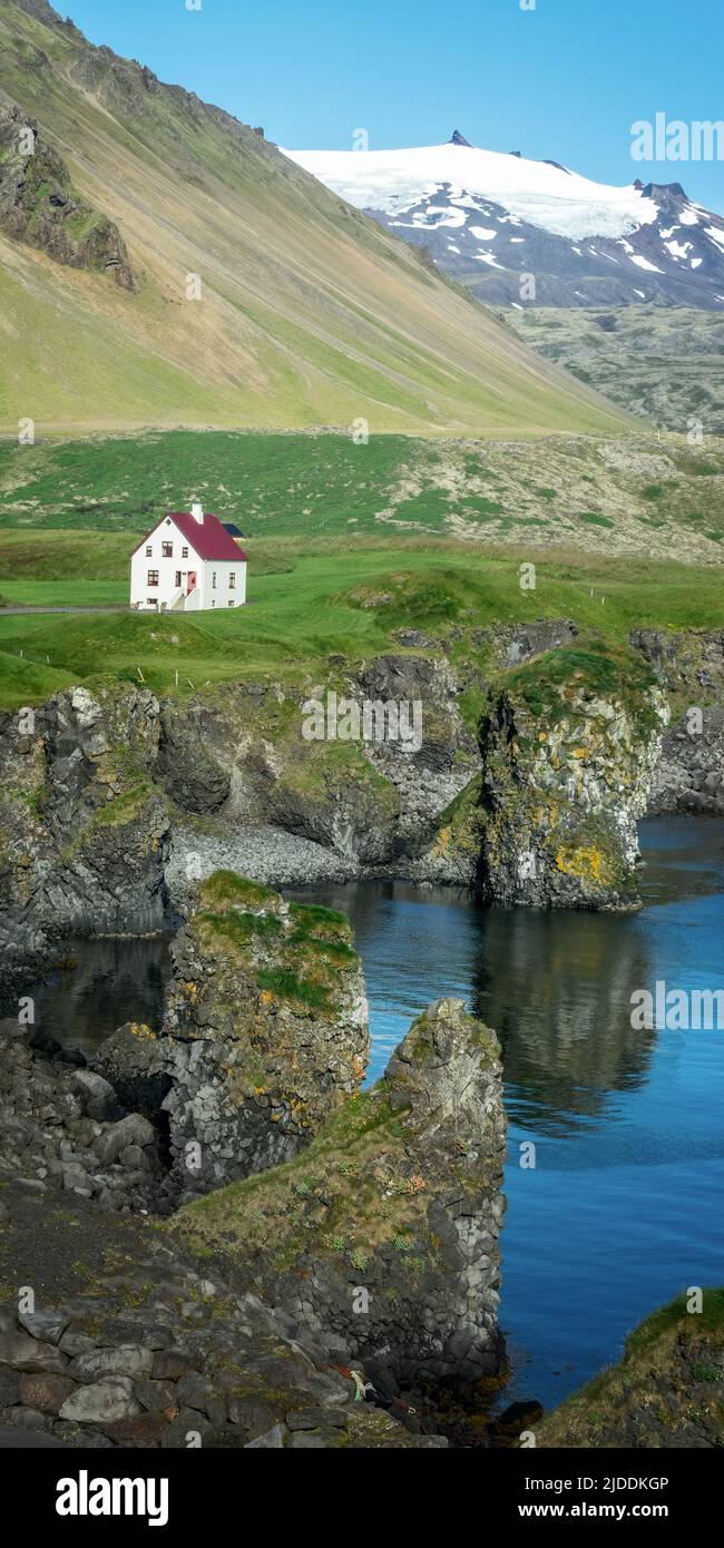 Piccola casa bianca in Arnarstapi, Snaefellsnes penisola paesaggio panoramico, Islanda Foto Stock