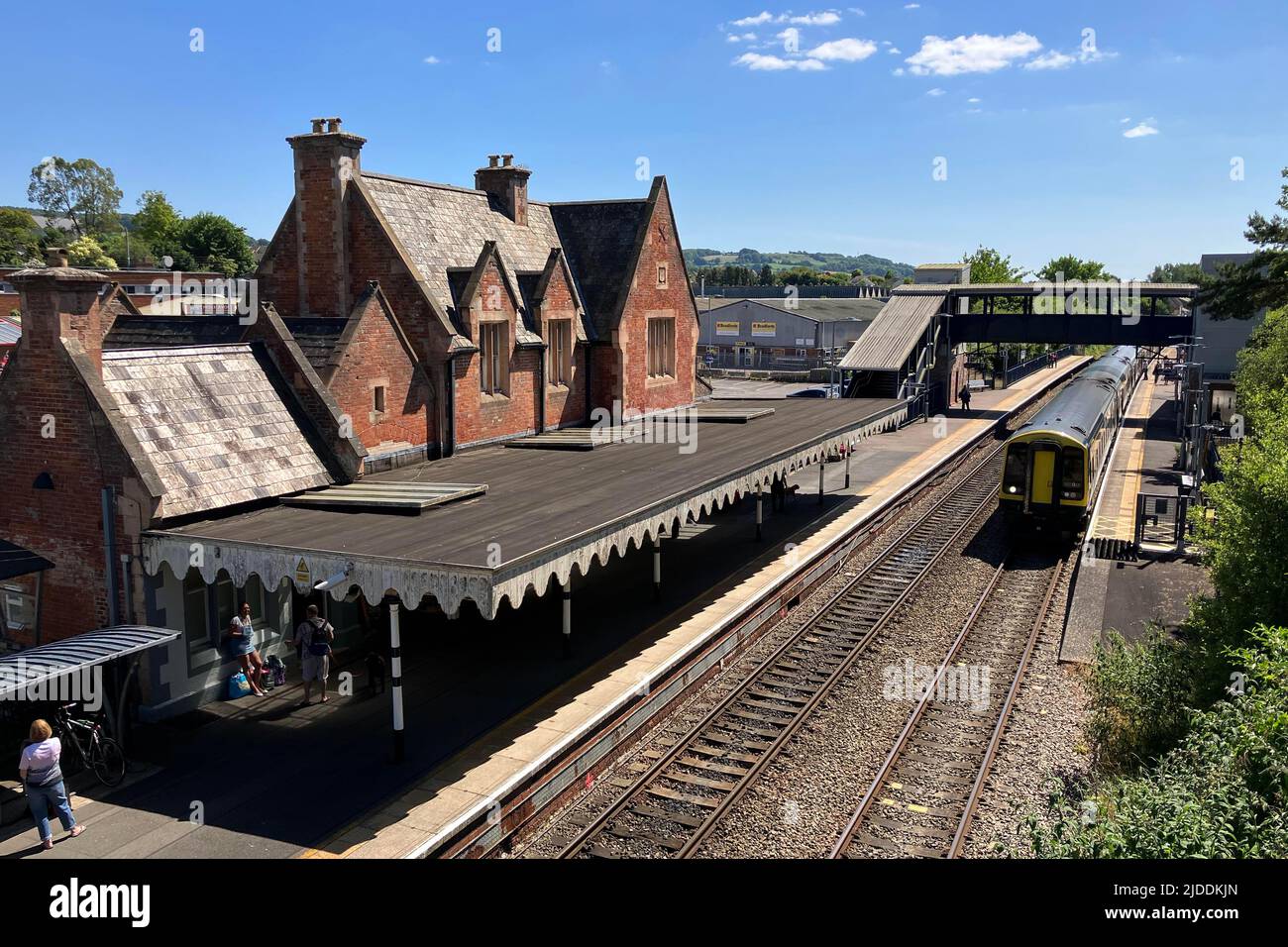 Axminster, Devon, Regno Unito. 20th giugno 2022. Colpo su rotaia RMT: Vista generale della stazione ferroviaria di Axminster in Devon con un treno passeggeri sulla linea London Waterloo-Exeter servito dalle Ferrovie Sud-Ovest che non avranno treni martedì 21st, giovedì 23rd e sabato 25th giugno 2022 a causa dello sciopero ferroviario da parte della RMT Union. Picture Credit: Graham Hunt/Alamy Live News Foto Stock