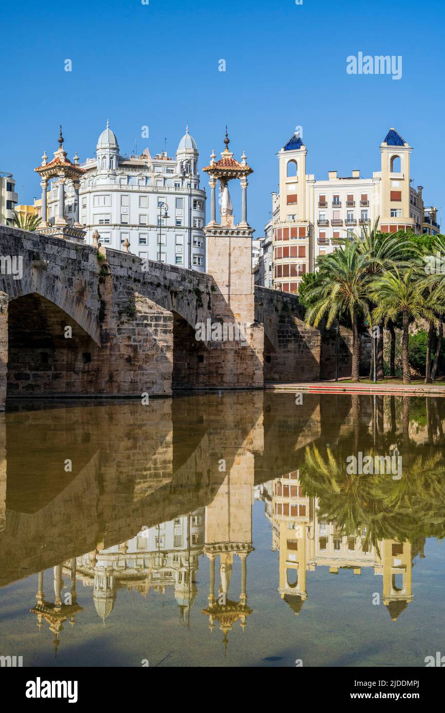 Ponte del Mar (Puente del Mar) e skyline della città, Giardino Turia, Valencia, Comunità Valenciana, Spagna Foto Stock