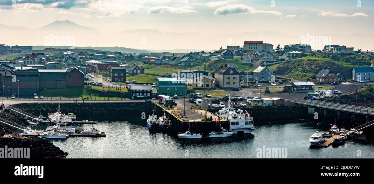 Panorama della città colorata e del porto di Stykkisholmur, penisola di Snaefelsness, Islanda Foto Stock