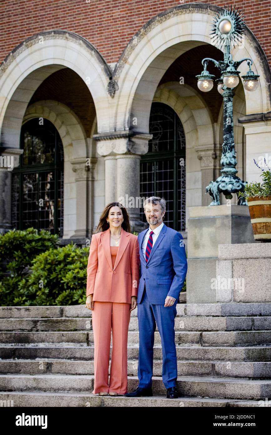 2022-06-20 15:48:54 L'AIA - il Principe della Corona Frederik e la Principessa della Corona Maria di Danimarca visitano il Palazzo della Pace durante la loro visita commerciale di due giorni nei Paesi Bassi. La coppia del principe ereditario danese ha guidato una delegazione commerciale incentrata sulla transizione energetica e sull'assistenza sanitaria digitale. ANP SEM VAN DER WAL uscita paesi bassi - uscita belgio Foto Stock