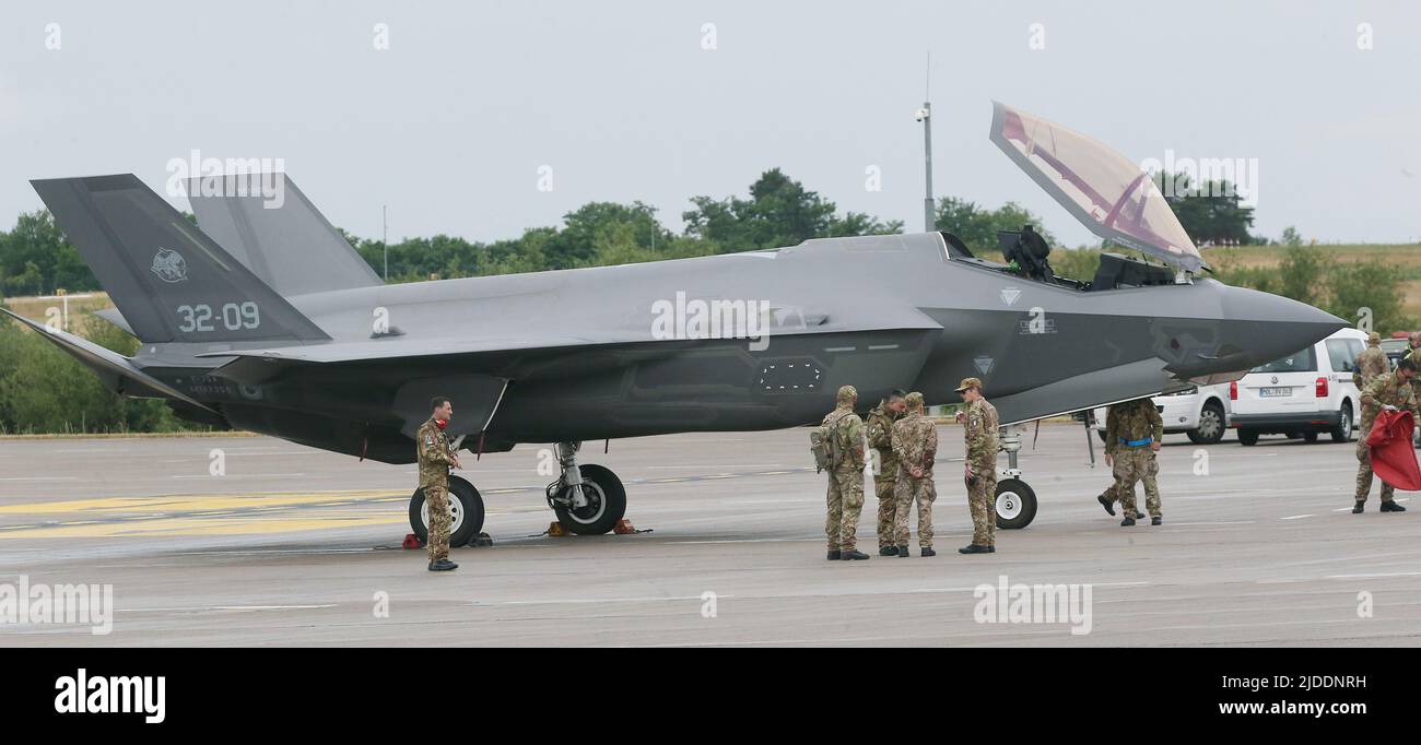 20 giugno 2022, Brandeburgo, Schönefeld: Un velivolo da caccia Lockheed Martin F-35 Lightning II dell'Aeronautica militare Italiana si erge sul tarmac dopo l'atterraggio. Il F-35 è un velivolo da caccia multirole stealth della quinta generazione. L'Air Show all'aeroporto di Schönefeld sarà aperto dal 22 al 26 giugno 2022. Foto: Wolfgang Kumm/dpa Foto Stock