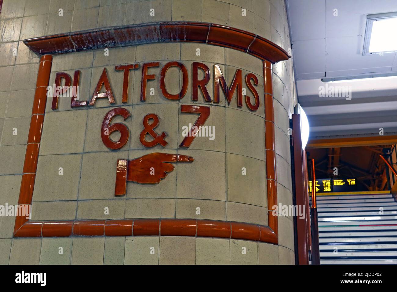Cardiff Central, piattaforme 6 e 7, in questo modo, Central Square, Cardiff , Galles, REGNO UNITO, CF10 1EP Foto Stock