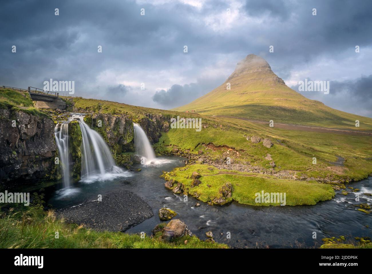 Monte Kirkjufell (la montagna della chiesa) e cascate di Kirkjufellfoss, bellissimo paesaggio nella penisola di Snaefellsnes, Islanda Foto Stock