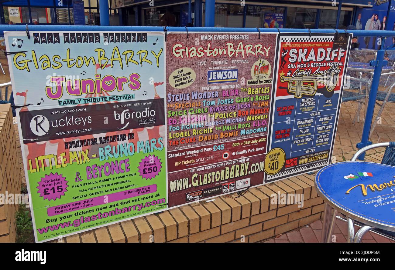 Posters a Marcos Cafe, Barry Island, Promenade, Barry, vale of Glamorgan, Galles, CF62 5TQ Foto Stock