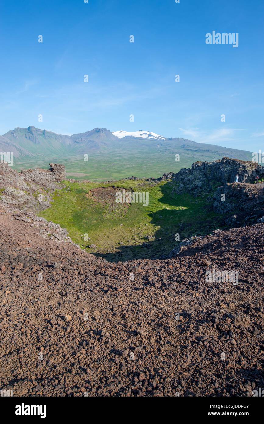 Cratere Saxholl e ghiacciaio Snaefellsjokull in estate, penisola di Snaefellsnes, Islanda Foto Stock