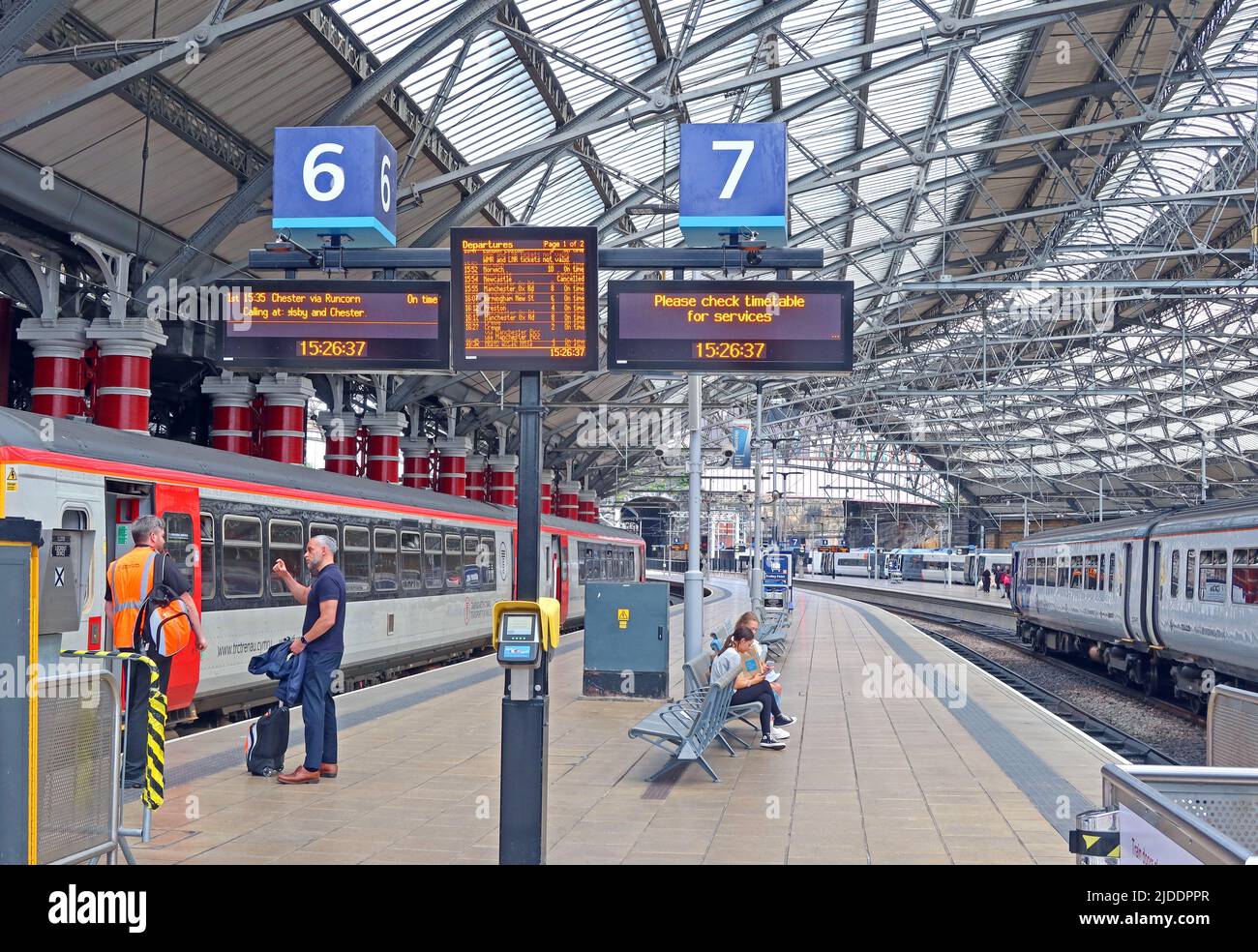 Piattaforme sei e sette, a Liverpool Lime Street, stazione ferroviaria, Merseyside, Inghilterra, Regno Unito, L1 1JD Foto Stock