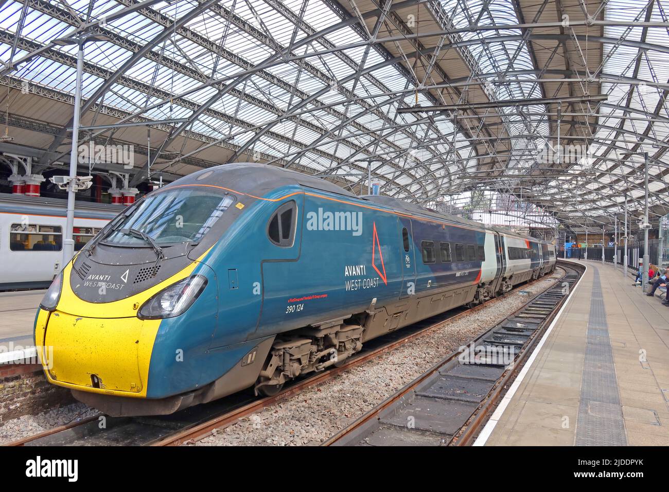 Avanti West Coast Train Operating Company Pendolino Train alla stazione della linea principale di Liverpool Lime Street, Merseyside, Inghilterra, Regno Unito Foto Stock