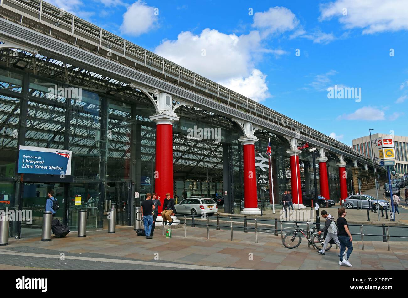 Rete principale ingresso ferroviario a Liverpool Lime Street, stazione ferroviaria principale, Merseyside, Inghilterra, Regno Unito, L1 1JD Foto Stock