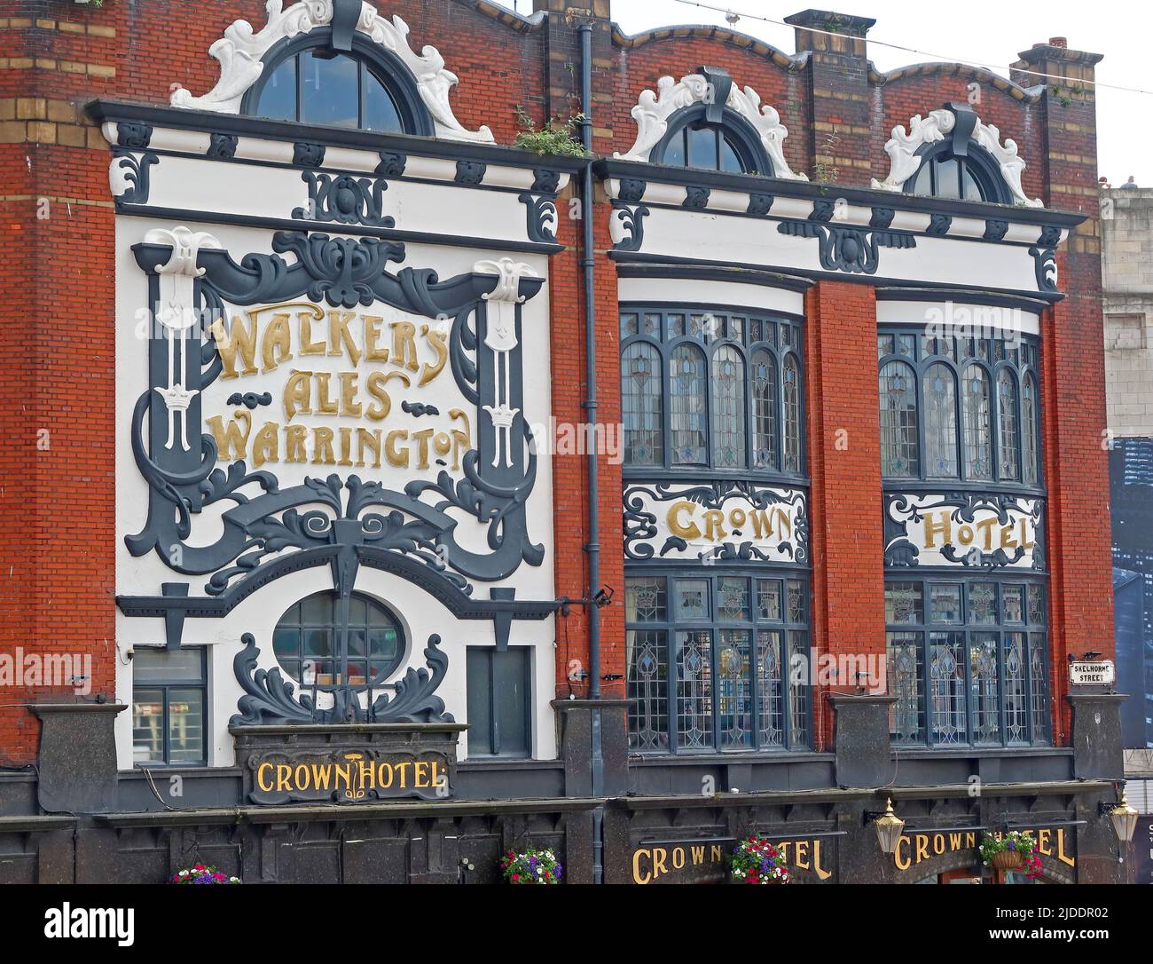 The Crown Hotel, Walkers Ales Warrington, situato al 43 di Lime Street, Liverpool, Merseyside, Inghilterra, Regno Unito, L1 1JQ Foto Stock