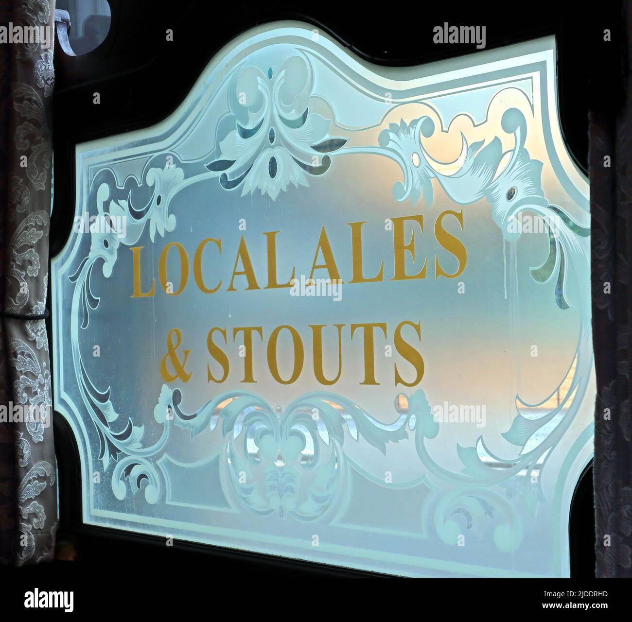 The classic Lion Tavern, 67 Moorfields, Liverpool , Merseyside, Inghilterra, UK, L2 2BP - finestra incisa Ales e Stouts locali Foto Stock