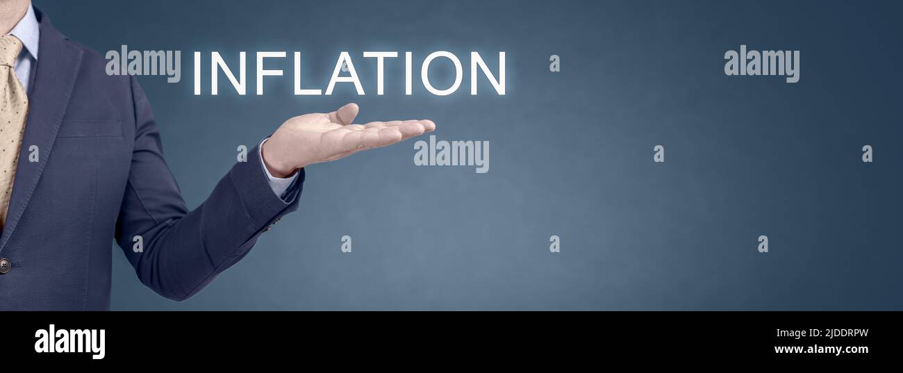 Il concetto di inflazione crescente, l'uomo d'affari che mostra la parola inflazione, l'inflazione crescente dovuta alla crisi economica globale. Aumento dei prezzi di Putin. Banner blu largo. cop Foto Stock