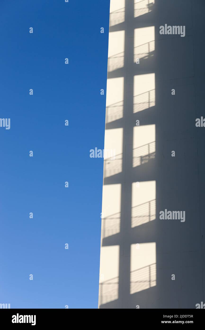 Foto astratta di un profilo laterale di un appartamento. Ombra di un edificio vicino. Foto Stock
