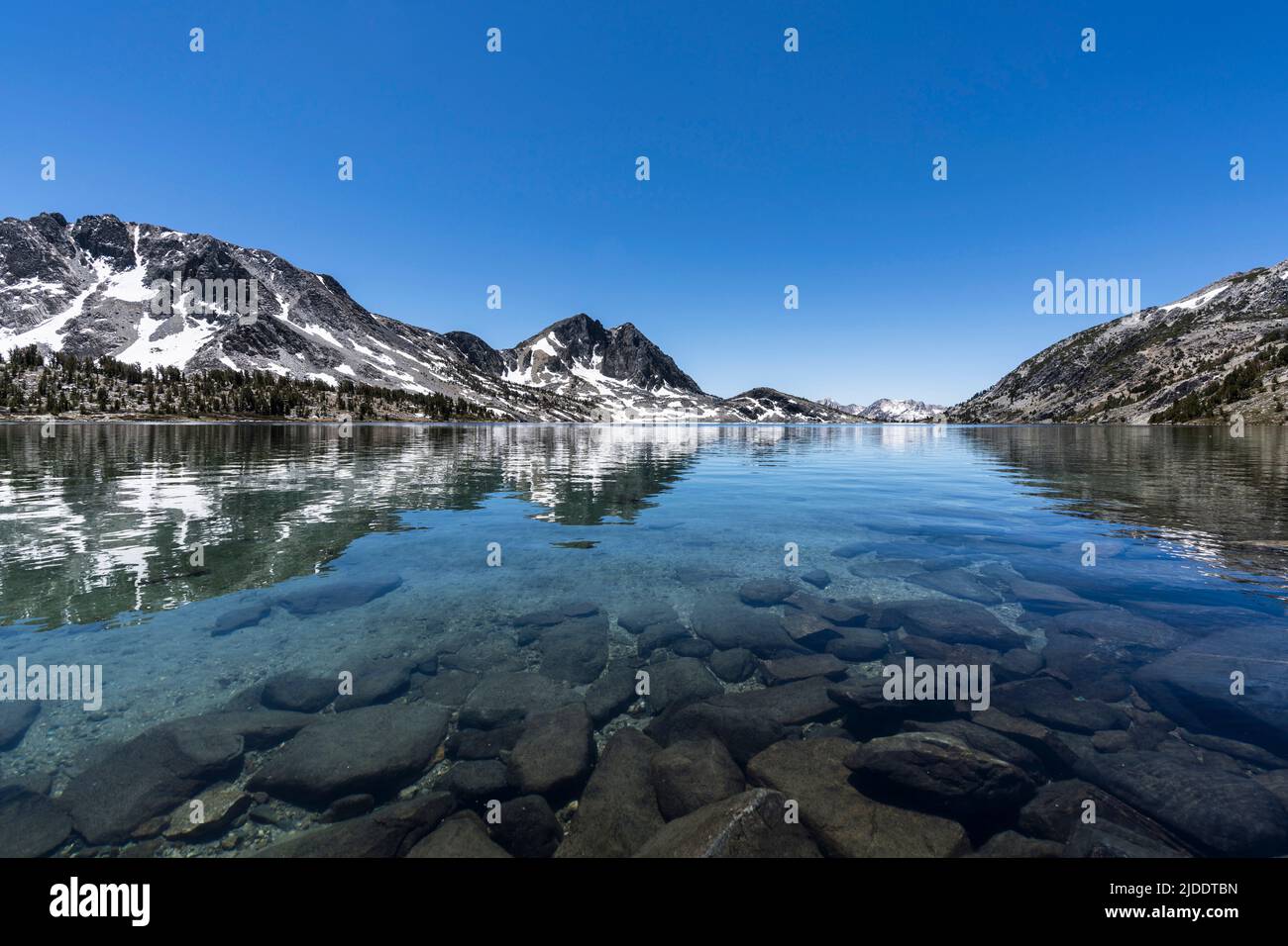 Lago d'anatra vicino ai laghi Mammoth nelle montagne della Sierra Nevada della California. Foto Stock