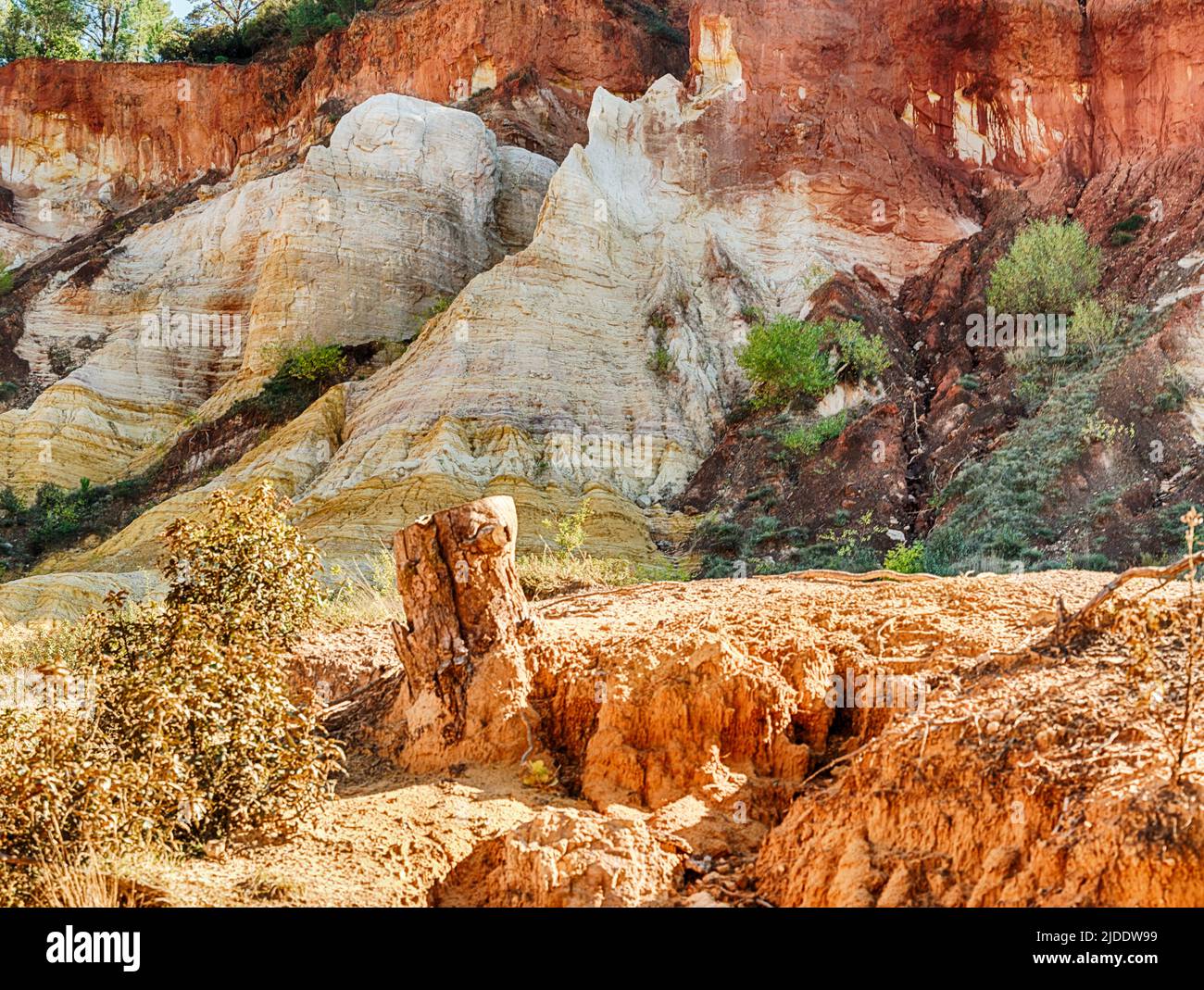 Fuori dalla città di Rustrel, c'è un'area di colline erose che mostrano argilla esposta e colorata. Foto Stock