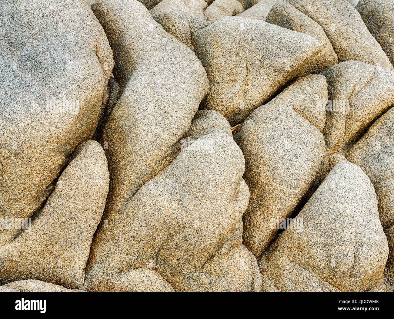 I massi da spiaggia di granito sono stati scolpiti in forme uniche dal vento e l'acqua sulla Corsica. Foto Stock