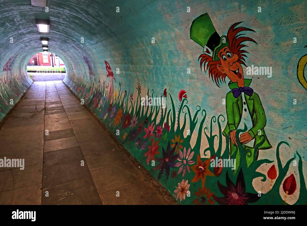 Il portatore pazzo di Alice nel paese delle meraviglie, il personaggio di Lewis Carroll dipinto nel tunnel pedonale di Latchford, Knutsford Rd, Warrington, WA4 1JR Foto Stock