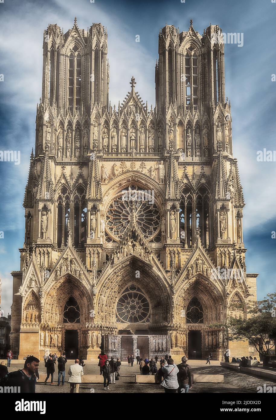 REIMS, FRANCIA - 15 OTTOBRE 2021: L'imponente cattedrale gotica di Reims è un punto di riferimento storico come re di Francia vi sono stati incoronati. Foto Stock