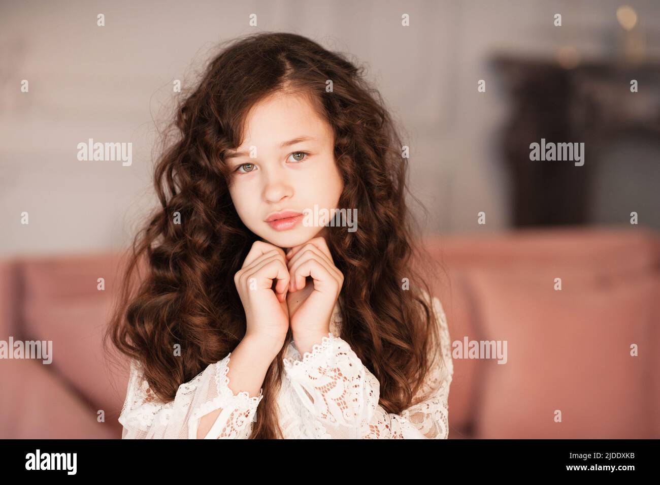 Carino bella ragazza capretto 10-12 anni con lunghi capelli biondo scuro in camera da vicino. Ritratto di giovane adolescente. Infanzia. Foto Stock