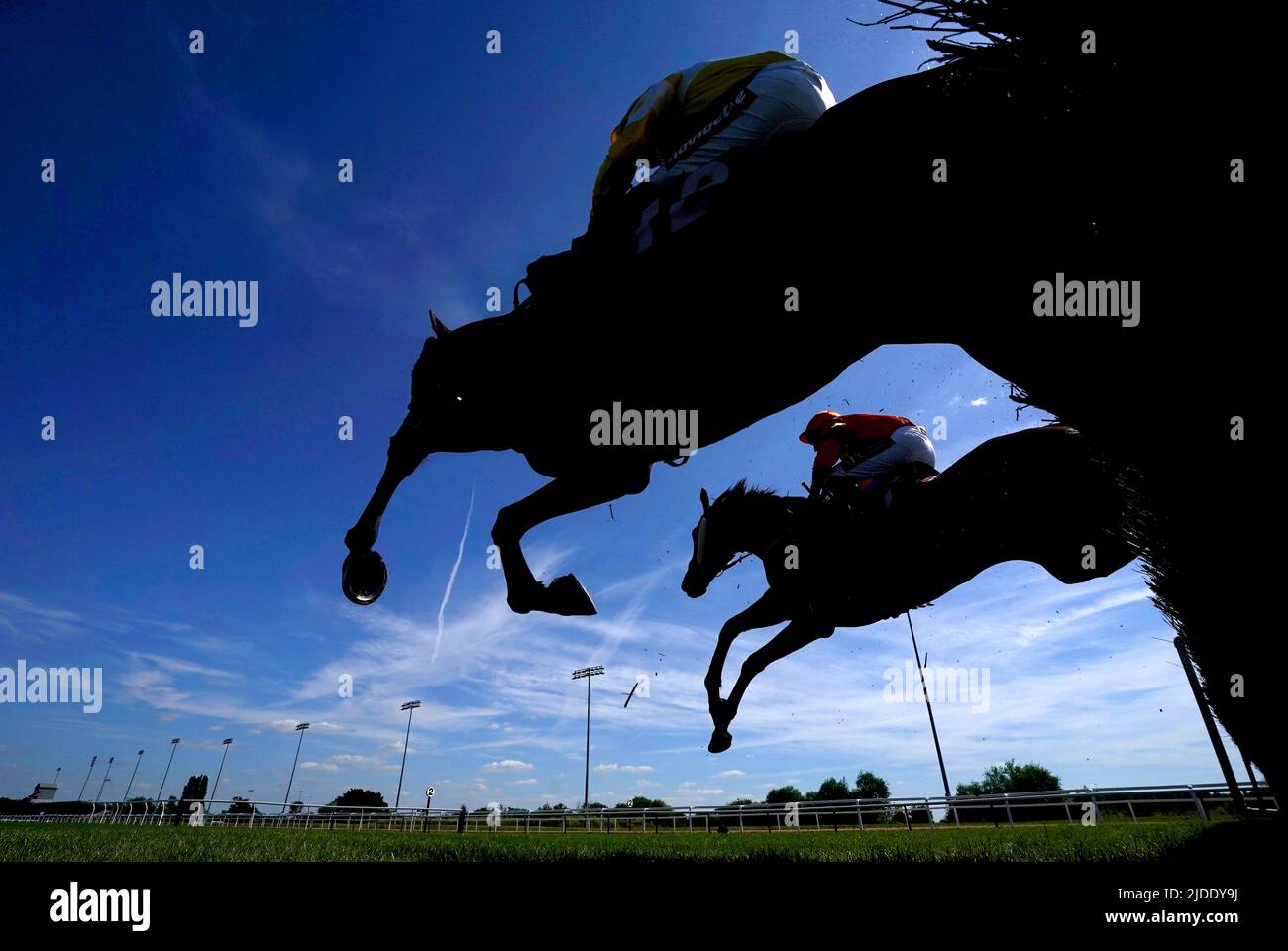 Corridori e piloti in azione mentre competono nella Prestige Safety Nationwide H&S Support handicap ostacoli al Southwell Racecourse, Nottinghamshire. Data foto: Lunedì 20 giugno 2022. Foto Stock