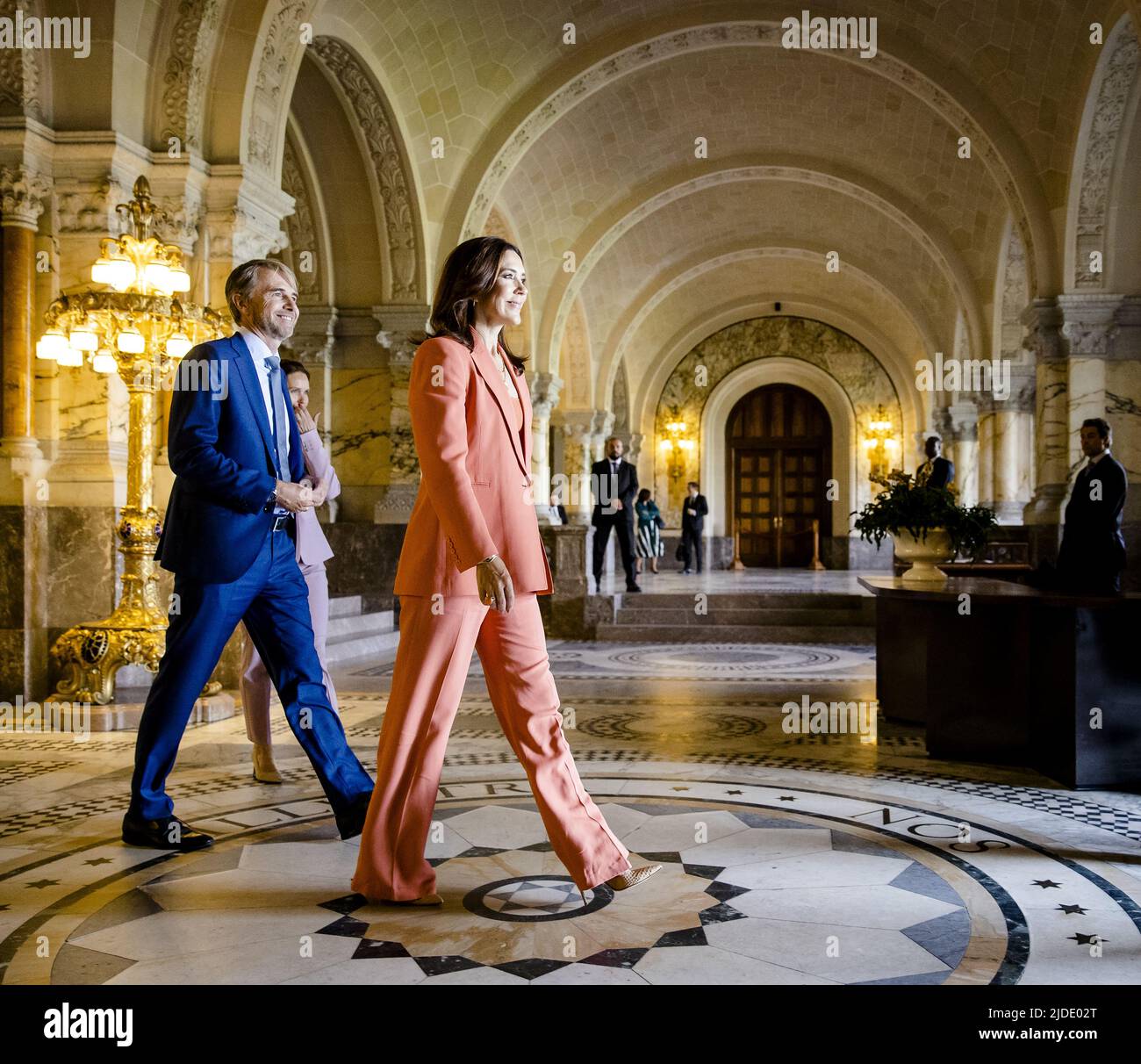 2022-06-20 16:16:09 L'AIA - la Principessa della Corona Maria di Danimarca visita il Palazzo della Pace durante una visita commerciale di due giorni nei Paesi Bassi. La coppia del principe ereditario danese ha guidato una delegazione commerciale incentrata sulla transizione energetica e sull'assistenza sanitaria digitale. ANP SEM VAN DER WAL uscita paesi bassi - uscita belgio Foto Stock