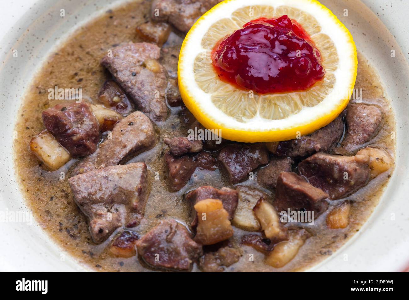 goulash di cervo con limone e mirtilli Foto Stock