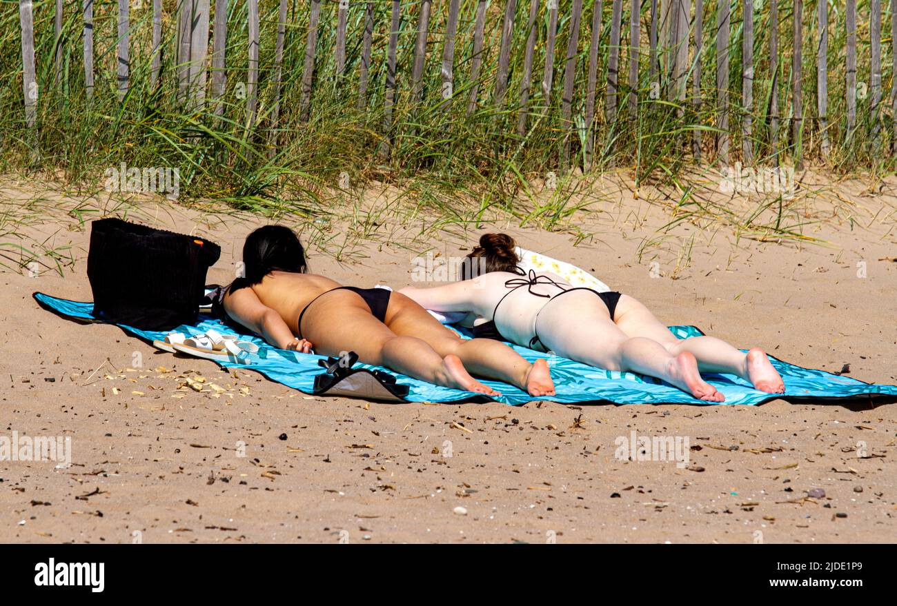 Dundee, Tayside, Scozia, Regno Unito. 20th giugno 2022. UK Meteo: L'estate è finalmente arrivata nel Nord Est della Scozia con temperature che raggiungono i 21°C. Chi cerca il sole è arrivato alla spiaggia di Broughty Ferry a Dundee per godersi il caldo tempo crogiolandosi al sole e prendendo il sole sulla spiaggia. Credit: Dundee Photographics/Alamy Live News Foto Stock