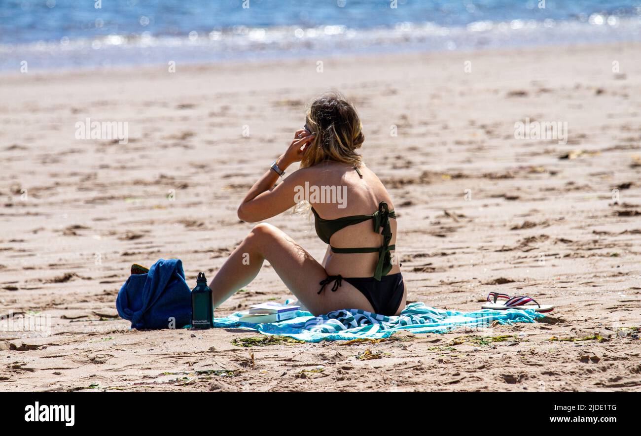 Dundee, Tayside, Scozia, Regno Unito. 20th giugno 2022. UK Meteo: L'estate è finalmente arrivata nel Nord Est della Scozia con temperature che raggiungono i 21°C. Chi cerca il sole è arrivato alla spiaggia di Broughty Ferry a Dundee per godersi il caldo tempo crogiolandosi al sole e prendendo il sole sulla spiaggia. Credit: Dundee Photographics/Alamy Live News Foto Stock